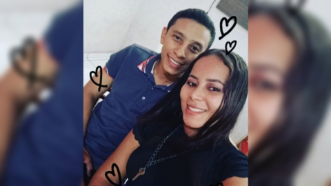 Motorista ultrapassa sinal vermelho e atinge moto com casal de jovens, no centro de Patos
