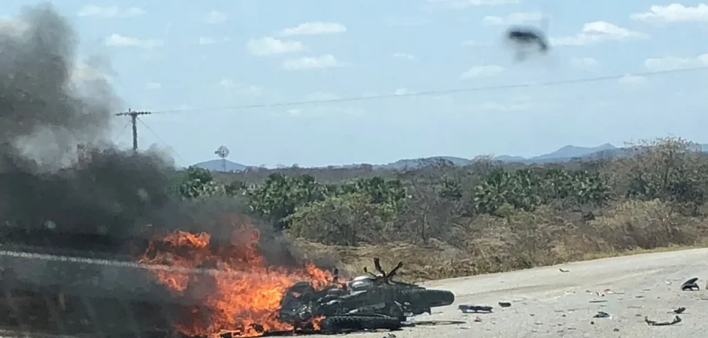 Homem morre após colisão envolvendo caminhão e moto, no Sertão da PB