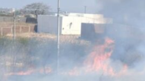 Incêndio leva perigo para moradores, casas e posto de combustível, em Piancó