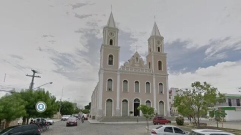 Homem invade igreja durante missa e ameaça padre com faca, no Sertão da PB