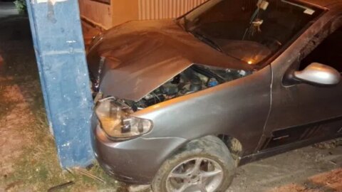 Acidente entre carros deixa veículo parcialmente destruído, em Piancó