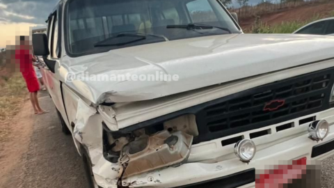 Motorista colide carro contra motos e deixa jovem ferido, no Vale do Piancó