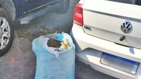 Homem é preso ao ser flagrado transportando mais de 15 kg de maconha em porta-malas de carro, na Paraíba