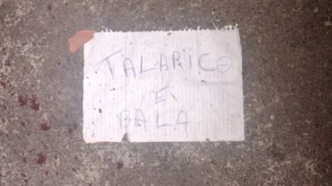 “Talarico é bala”: Homem é morto a tiros e criminosos deixam bilhete ao lado do corpo, na Paraíba