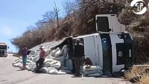 Caminhão que seguia para a cidade de Patos tomba na Serra do Teixeira, na manhã desta quinta-feira (05)