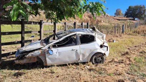 NO SERTÃO: Motorista sem habilitação e embriagado provoca acidente, e 9 pessoas, incluindo 4 crianças, ficam feridas