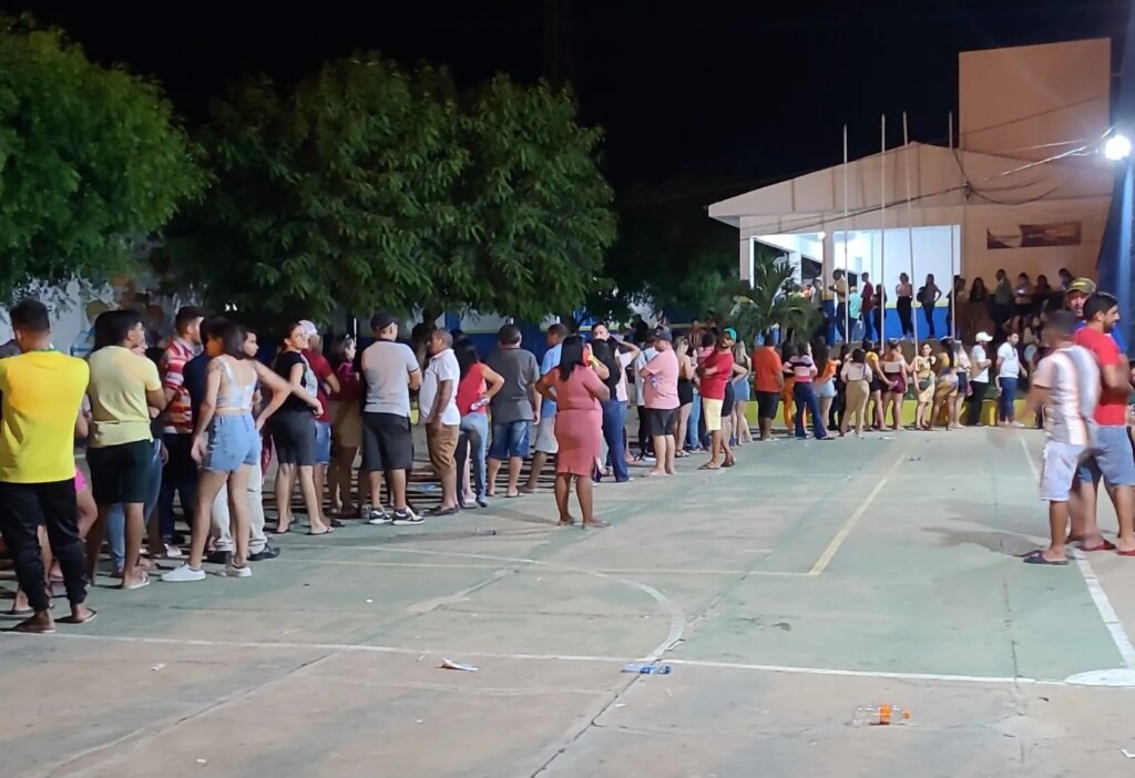 Eleitores esperam mais de 4 horas em fila de votação e eleição do Conselho Tutelar termina após as 21h, em Catingueira