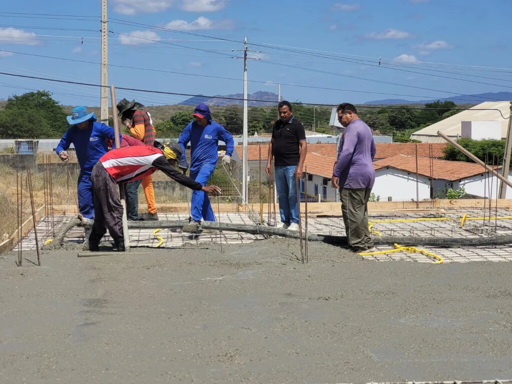 Vereador Morais visita construção de Creche Escolar, em Catingueira