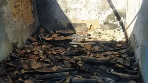 Mulher tem casa incendiada e acusa ex-marido de provocar o fogo, no Vale do Piancó