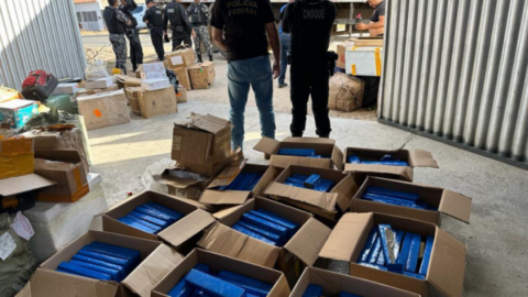 NO VALE: PF apreende caminhão com mais de 300 kg de drogas. Quatro pessoas são detidas e levadas a Patos