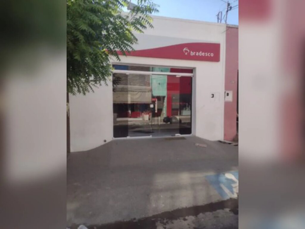 Ladrões arrombam agência bancária usam maçarico e levam dinheiro da instituição, no Vale do Piancó