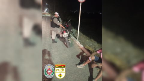 PM apreende moto adulterada e condutor com mandado de prisão, em Patos