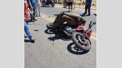 Criança e homem ficam feridos em colisão envolvendo moto e cavalo em Piancó