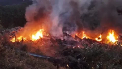 Caminhão que transportava carne tomba e pega fogo na Serra do Teixeira