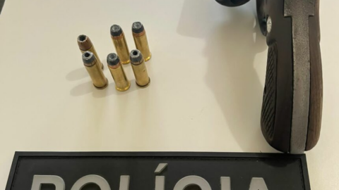 Polícia prende homem suspeito de ameaçar esposa com revólver em Piancó