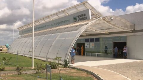 Criança atropelada ao descer de ônibus no Sertão, é transferida de avião para Campina Grande em estado grave