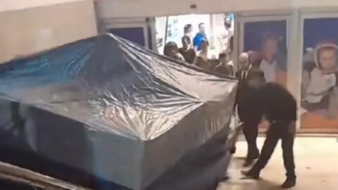 Vidro de fachada de shopping desaba e mata mulher, na PB