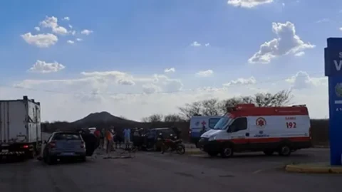 Idoso morre e outras quatro pessoas ficam feridas em colisão envolvendo dois carros, no Sertão da PB