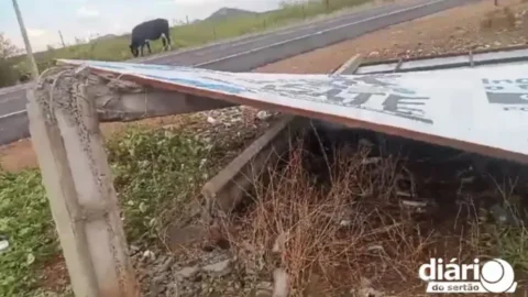 Tempestade de vento derruba placas, outdoors, fachadas de lojas e gera vários transtornos, em Itaporanga