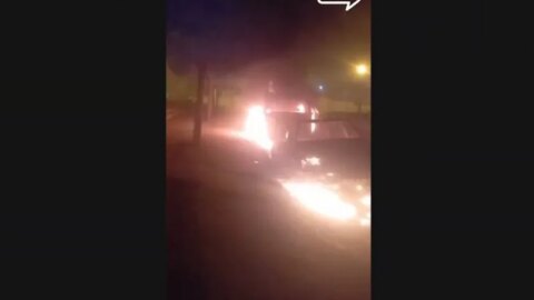 Dupla ateia fogo em dois carros em Itaporanga