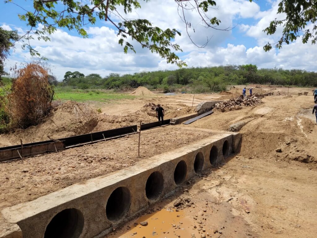 EM CATINGUEIRA: Construção de passagem molhada no sítio Pedro Velho segue em ritmo acelerado