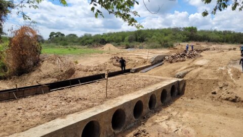 EM CATINGUEIRA: Construção de passagem molhada no sítio Pedro Velho segue em ritmo acelerado