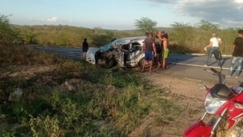 Criança e homem morrem após grave acidente entre carro e carreta, na PB
