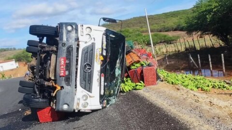Caminhão carregado de bananas tomba em rodovia, no Vale do Piancó