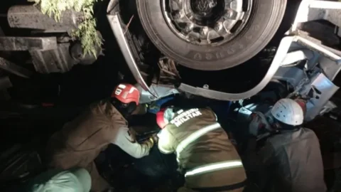 Motorista morre após caminhão carregado com caixas de leite capotar em rodovia, no Vale do Piancó