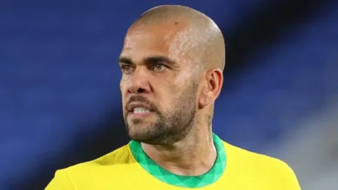 Ex-jogador Daniel Alves é absolvido da acusação de estupro na Espanha