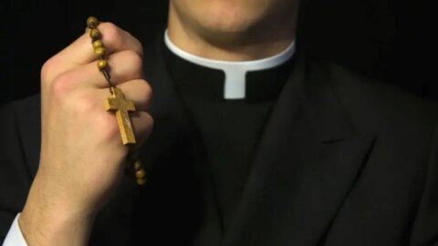 Falso padre dá golpes e causa prejuízos no comércio da cidade de Patos