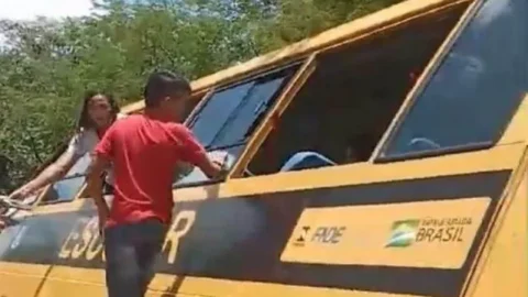 Ônibus escolar tomba e causa susto em estudantes, no Vale do Piancó