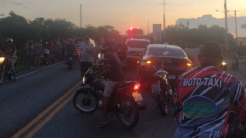 Homem tem perna decepada após grave colisão entre carro e motocicleta, no Vale do Piancó