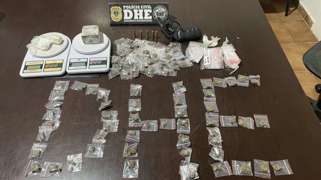 Após denúncia anônima, DHE estoura “boca de fumo” em Patos