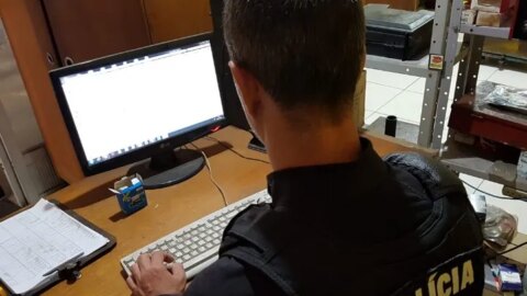 Homem é preso com vários vídeos de sexo com crianças em Patos
