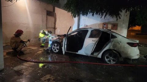 Bandidos reagem a operação da polícia, atiram em delegacia e ateiam fogo em carro de ex-delegado, no Sertão da PB
