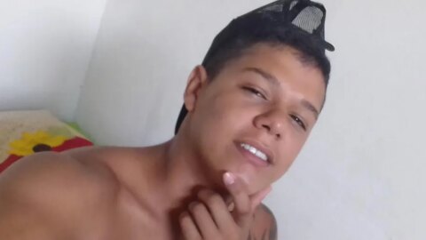 Jovem é morto a tiros enquanto caminhava por calçada, em Patos