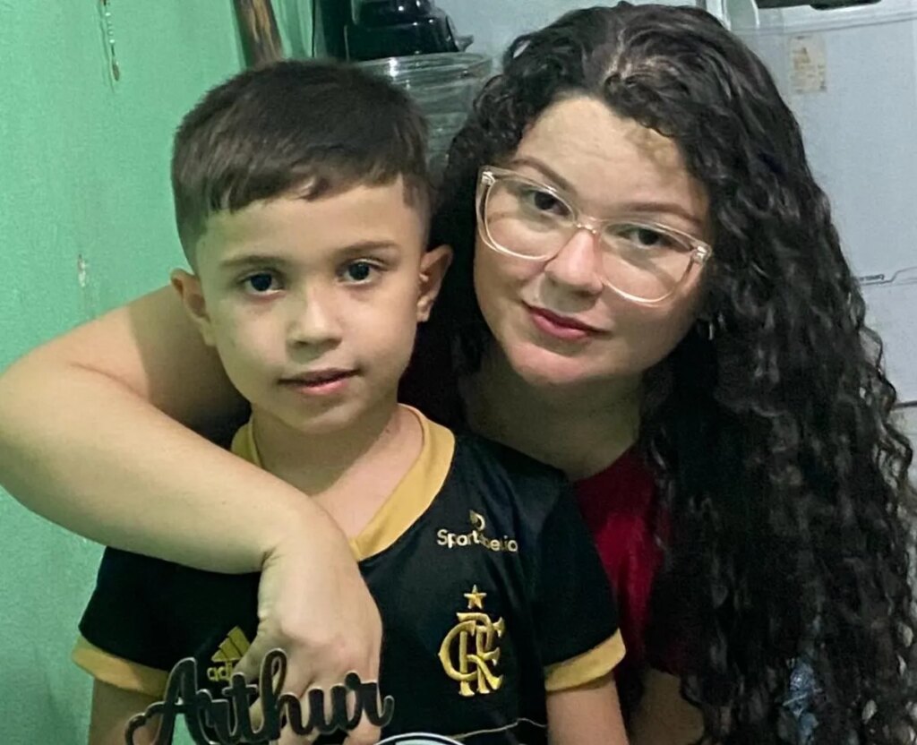Mulher da cidade de Santa Terezinha faz campanha para arrecadar dinheiro para a cirurgia dela e o tratamento médico do seu filho