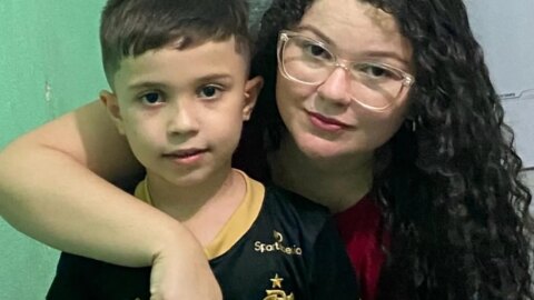 Mulher da cidade de Santa Terezinha faz campanha para arrecadar dinheiro para a cirurgia dela e o tratamento médico do seu filho