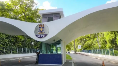 Professores da UFPB pressionam Governo e aprovam indicativo de greve