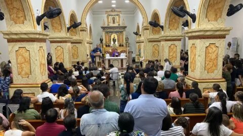 Sob forte comoção, corpos das vítimas de acidente entre van de estudantes e trator são sepultados em Paulista