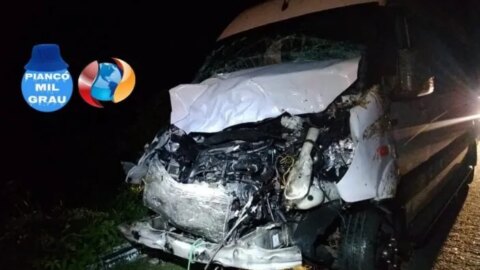 Acidente entre van e cavalo por pouco não termina em tragédia, na BR 361, entre Piancó e Olho D´Água