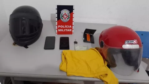 Polícia Militar prende acusado de roubo e recupera bens, logo após o crime, em Patos
