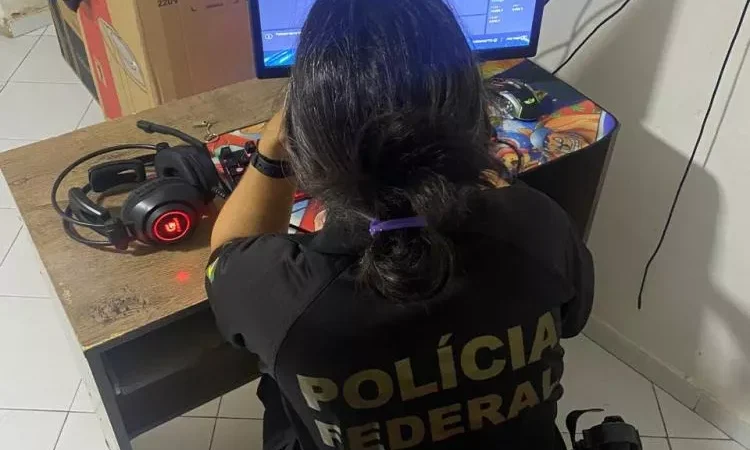Polícia Federal cumpre mandado em Patos contra suspeito de armazenamento de pornografia infantil