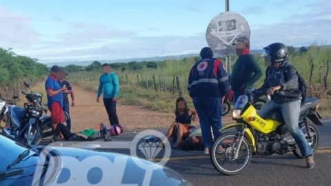 Colisão entre motos deixa três pessoas feridas em rodovia, no Vale do Piancó