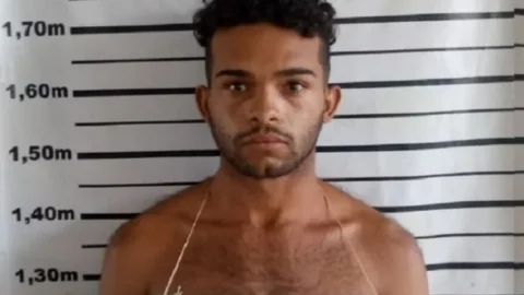Ex-presidiário desobedece ordem de parada, troca tiros com policiais durante perseguição e acaba morto, no Sertão