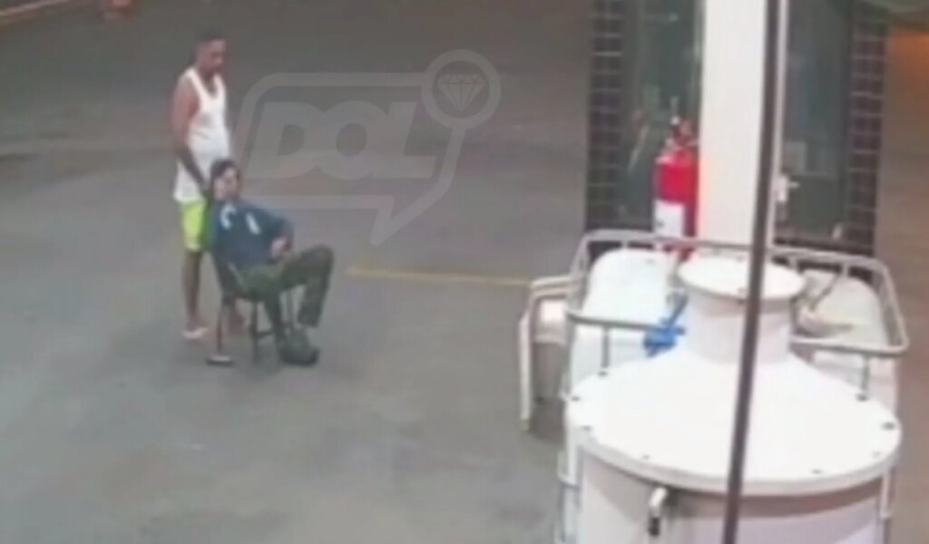 Homem assalta posto de combustível usando o dedo para simular arma, em Piancó