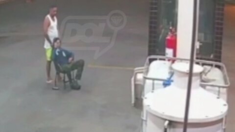 Homem assalta posto de combustível usando o dedo para simular arma, em Piancó