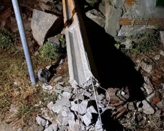 Carro bate em poste e deixa moradores sem energia elétrica, em Emas