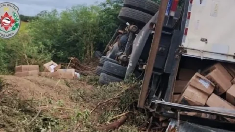 Carreta tomba, e carga de cigarros contrabandeados é apreendida, no Vale do Piancó